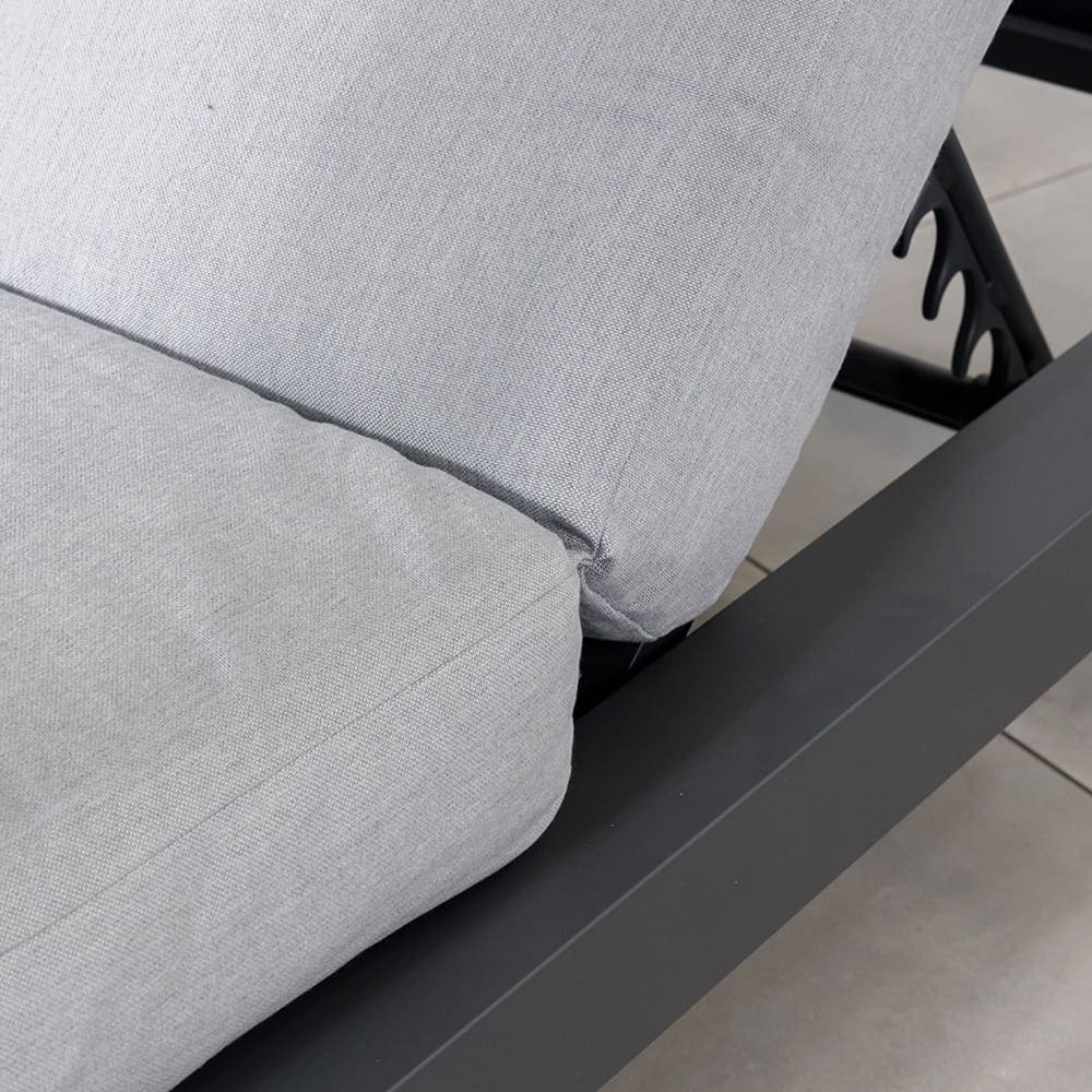 Cleopatra Daybed Close Up 2 VB