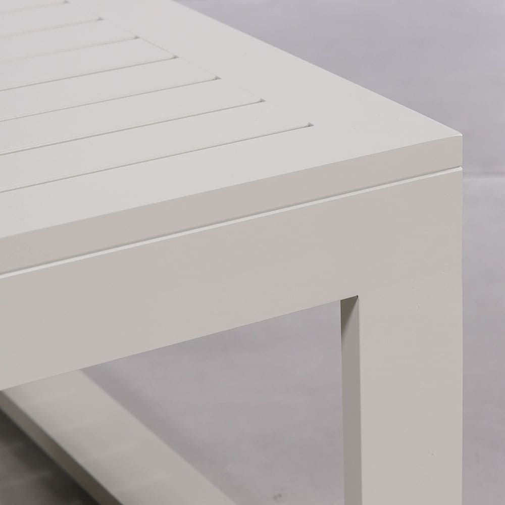 Amaryllis Coffee Table Close Up (VB)
